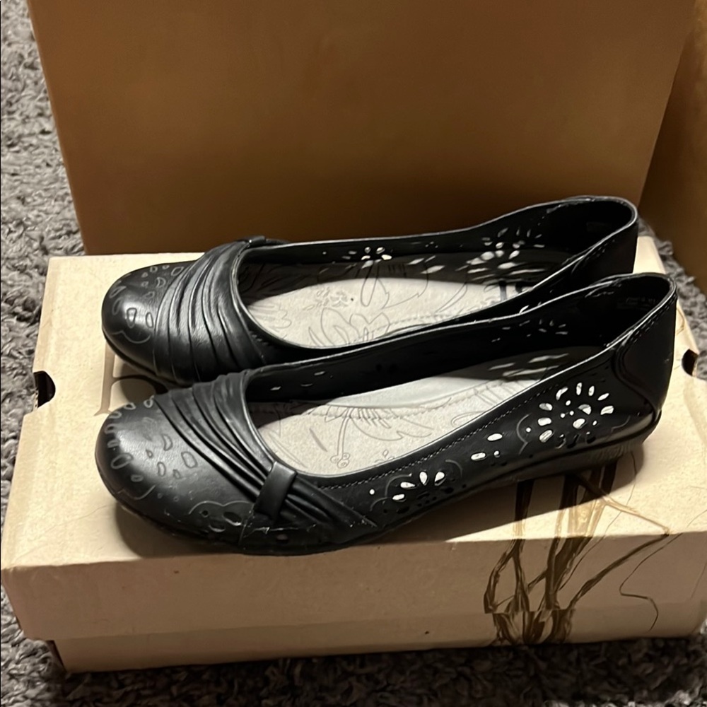 Bare Traps Black Women's Flats